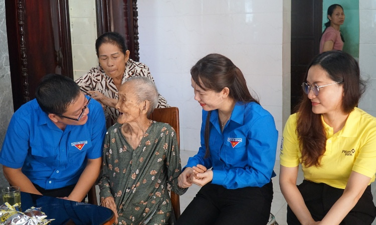 Thăm Mẹ Việt Nam Anh hùng Lê Thị Hết.