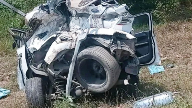 Chiếc xe ô-tô con bẹp dúm, văng khỏi cao tốc sau tai nạn.