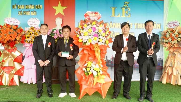 Lãnh đạo huyện Phú Vang tặng hoa và quà chúc mừng, động viên ngư dân Phú Hải ra quân đánh bắt đầu năm.