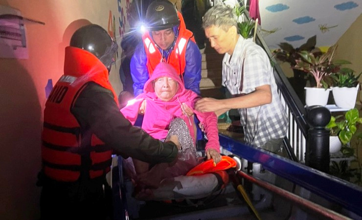 Ông Lê Văn Mâu bị bệnh tim nặng, lên cơn đau đột ngột, nước bao vây tứ bề nên không thể lên bệnh viện.