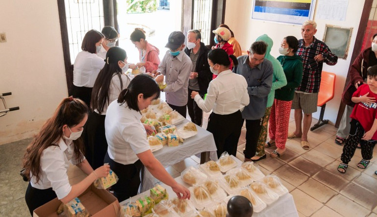 Ấm áp “Bữa cơm yêu thương” đến với bệnh nhân nghèo ảnh 7