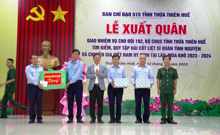 Đồng chí Trưởng Ban Chỉ đạo 515 tỉnh Thừa Thiên Huế Nguyễn Thanh Bình tặng quà cho Đội 192.