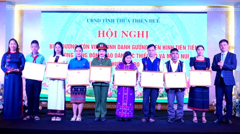 Lãnh đạo Hội đồng nhân dân và Ủy ban nhân dân tỉnh trao Bằng khen cho các điển hình tiên tiến vùng đồng bào dân tộc thiểu số và miền núi.