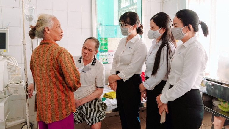 Đoàn mang “Bữa cơm yêu thương” đến với những bệnh nhân gặp khó khăn trong việc di chuyển.
