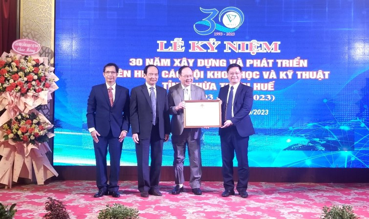 Liên hiệp các Hội Khoa học và Kỹ thuật tỉnh vinh dự đón nhận Bằng khen của Chủ tịch Ủy ban nhân dân tỉnh.