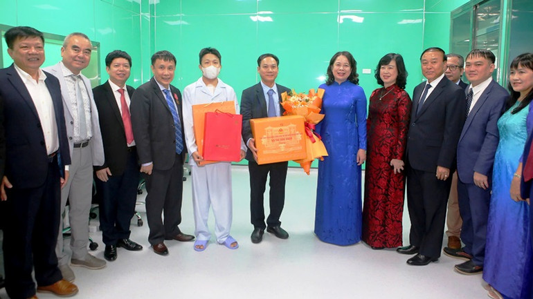 Phó Chủ tịch nước Võ Thị Ánh Xuân và Bộ trưởng Đào Hồng Lan đã đến thăm, tặng quà cho bệnh nhân và ê-kíp ghép tim xuyên Việt thứ 14 thành công tại bệnh viện.