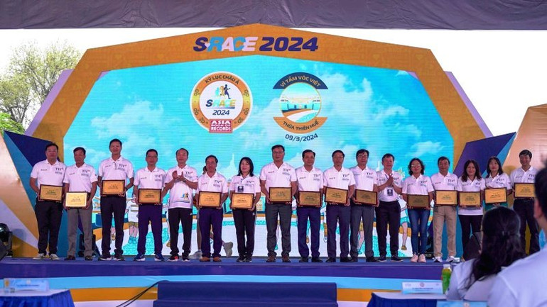 Lãnh đạo tỉnh Thừa Thiên Huế trao bảng kỷ niệm cho các sở, ban, ngành và các trường học, đơn vị đồng hành.