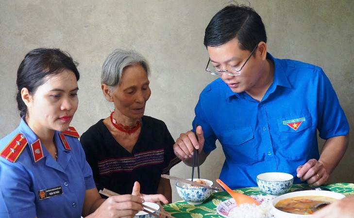 Tổ chức mô hình “Bữa cơm tri ân” dành cho các gia đình chính sách.