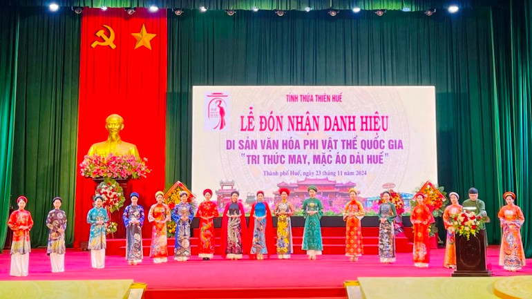 Trình diễn các bộ sưu tập áo dài tại buổi lễ đón nhận danh hiệu.