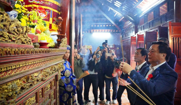 Đồng chí Nguyễn Xuân Thắng cùng lãnh đạo Trung ương và tỉnh Thừa Thiên Huế vào dâng hương ngay tại đình làng Kim Long - một địa chỉ văn nổi tiếng của thành phố Huế.