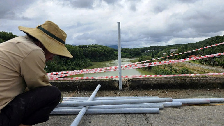 Vị trí xe chở rác Biển kiểm soát 75C-044.83 tông vào lan can bên phải cầu treo Bình Thành rồi rơi xuống sông.