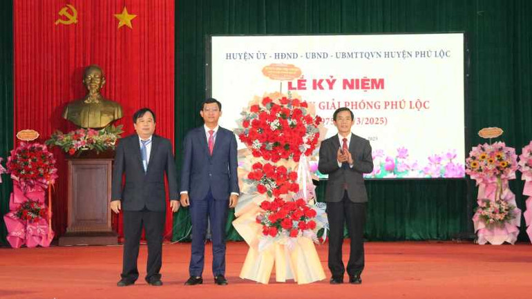 Đồng chí Phó Bí thư Thành ủy, Chủ tịch Ủy ban nhân dân thành phố Huế Nguyễn Văn Phương tặng hoa chúc mừng huyện Phú Lộc. Đồng chí Phó Bí thư Thành ủy, Chủ tịch Ủy ban nhân dân thành phố Huế Nguyễn Văn Phương tặng hoa chúc mừng huyện Phú Lộc.