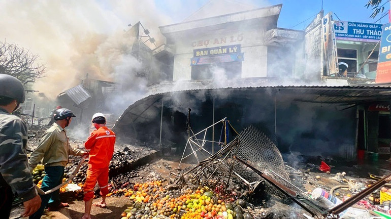 Vụ hỏa hoạn xảy ra tại khu phố chợ An Lỗ và chiều ngày 18/4 đã gây nhiều thiệt hại cho tiểu thương. (Ảnh: NL)
