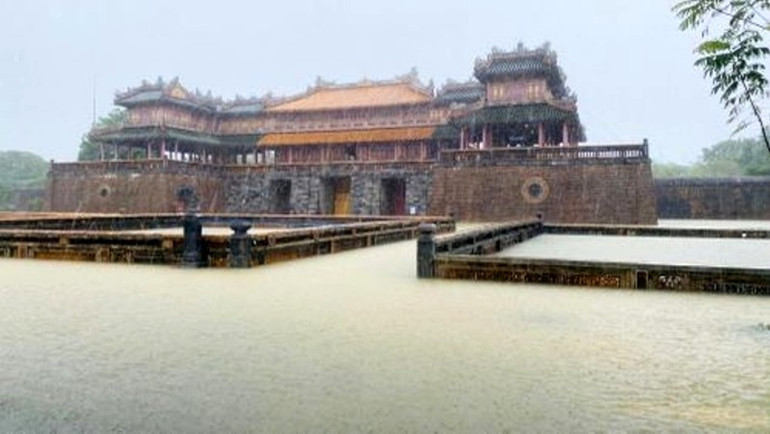 Khu vực Đại nội Huế cũng chìm trong biển nước.