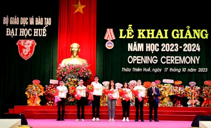 TS. Bùi Văn Lợi, Phó Giám đốc Đại học Huế tặng hoa và phần thưởng của Đại học Huế cho các sinh viên đạt giải quốc gia và quốc tế năm học 2022-2023.