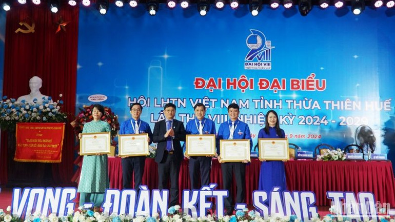 .Trao Bằng của Chủ tịch Ủy ban nhân dân tỉnh tặng 5 cá nhân có thành tích xuất sắc.