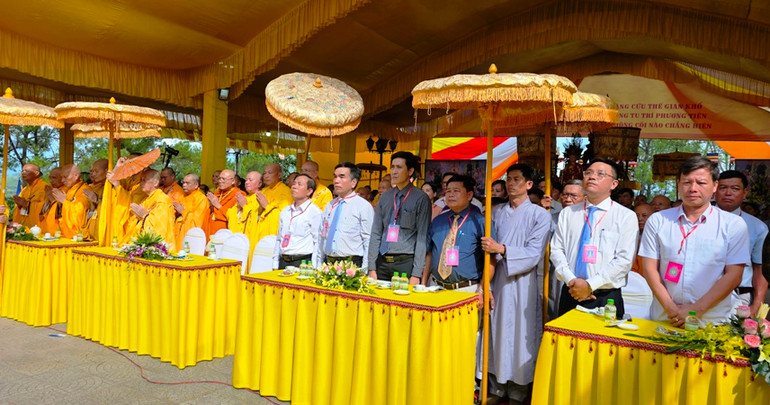 Chư tôn đức Giáo phẩm và quan khách, tăng ni phật tử thành kính cử hành nghi lễ cầu nguyện.