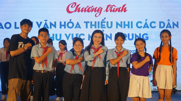 Bí thư Trung ương Đoàn, Chủ tịch Hội đồng Đội Trung ương, chị Nguyễn Phạm Duy Trang chung vui cùng thiếu nhi các dân tộc trong khu vực.