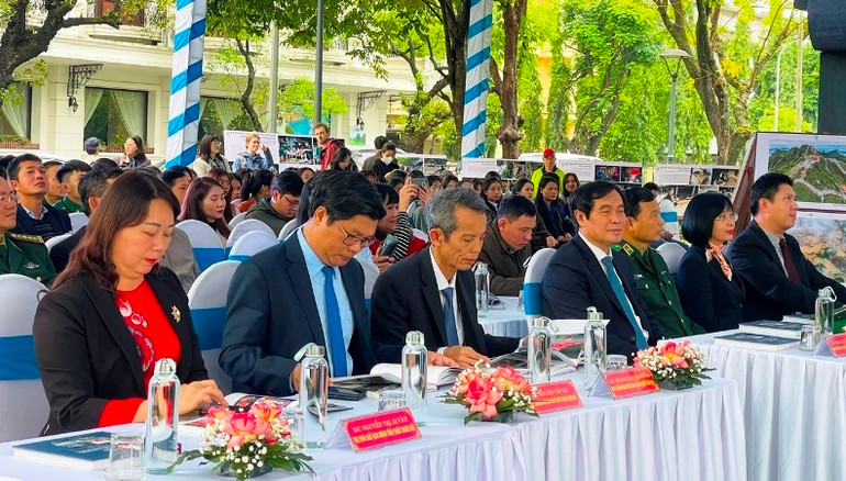 Lãnh đạo các ban, ngành Trung ương, tỉnh Thừa Thiên Huế và đông đảo các nghệ sĩ, cán bộ Bộ đội Biên phòng đến dự khai mạc triển lãm.