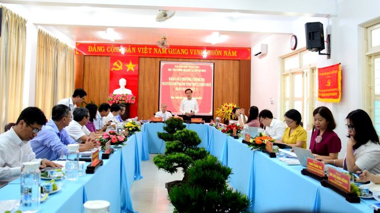 Phó Giám đốc Học viện Chính trị quốc gia Hồ Chí Minh Hoàng Phúc Lâm phát biểu kết luận tại buổi làm việc. Phó Giám đốc Học viện Chính trị quốc gia Hồ Chí Minh Hoàng Phúc Lâm phát biểu kết luận tại buổi làm việc.