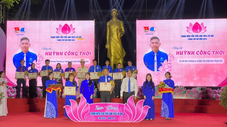 Lãnh đạo thành phố Huế tặng Bằng khen cho các tập thể, cá nhân điển hình tại chương trình tuyên dương. Lãnh đạo thành phố Huế tặng Bằng khen cho các tập thể, cá nhân điển hình tại chương trình tuyên dương.