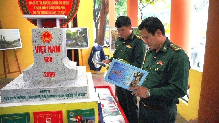 Các đại biểu tham quan và trao đổi về những hình ảnh đạt giải cao trong cuộc thi "Tự hào biên giới, biển đảo quê hương Thừa Thiên Huế".