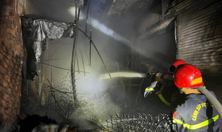 Đến khoảng 7 giờ sáng cùng ngày, đám cháy cơ bản được dập tắt.