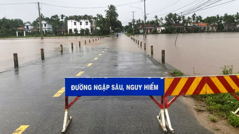 Lực lượng chức năng lập rào chắn để cấm người và phương tiện qua lại ở một số tuyến đường vùng thấp trũng.