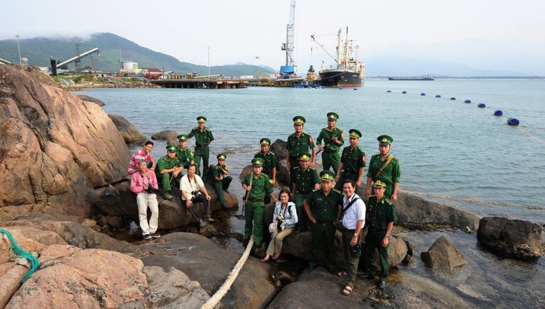 Một chuyến đi thực tế sáng tác về biển đảo của văn nghệ sĩ Huế. Một chuyến đi thực tế sáng tác về biển đảo của văn nghệ sĩ Huế.