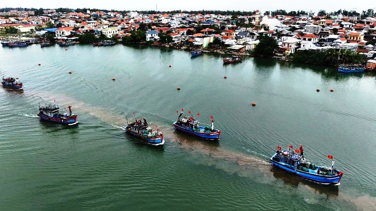 Sau hồi trống lệnh xuất quân, Đội tàu đánh bắt xa bờ của xã Phú Hải ra quân đánh bắt hải sản đầu năm mới.
