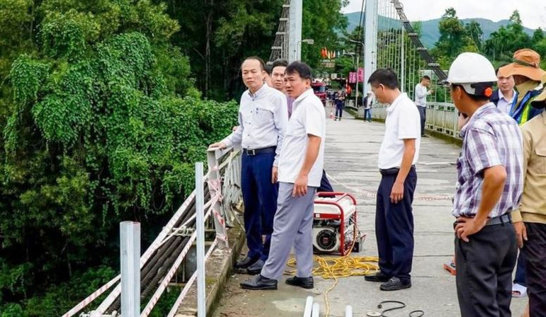 Sau sự việc xảy ra, Phó Chủ tịch Ủy ban nhân dân tỉnh Phan Quý Phương đến thị sát hiện trường và chia sẻ, động viên gia đình 2 nạn nhân.