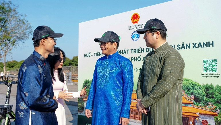 Phó Chủ tịch Ủy ban nhân dân thành phố Huế Nguyễn Chí Tài (thứ 2 từ phải) trao đổi với ông Jongsoo Yoon, CEO của Gbike (Hàn Quốc). Phó Chủ tịch Ủy ban nhân dân thành phố Huế Nguyễn Chí Tài (thứ 2 từ phải) trao đổi với ông Jongsoo Yoon, CEO của Gbike (Hàn Quốc).