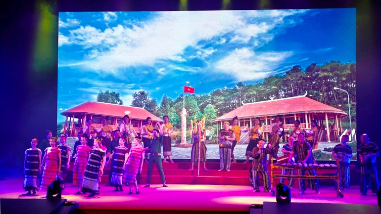 Trình diễn thời trang giới thiệu sản phẩm thổ cẩm nghề dệt Zèng của đồng bào Tà Ôi và giới thiệu trang phục truyền thống của các dân tộc Lào.