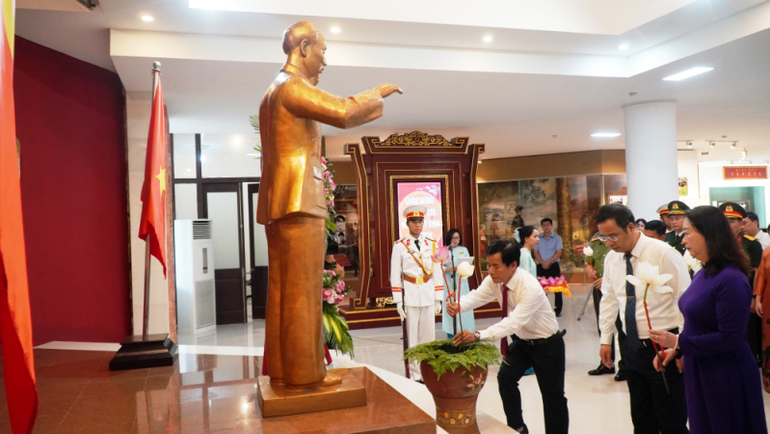 Lãnh đạo thành phố dâng hoa sen lên Anh linh Chủ tịch Hồ Chí Minh.