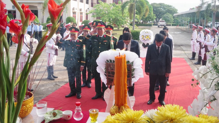 Ban Chỉ đạo 515 thành phố Huế dâng hương, dâng hoa các Anh hùng liệt sĩ.