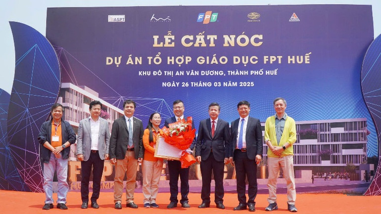 Lãnh đạo Ủy ban nhân dân, Sở Giáo dục và Đào tạo thành phố và các ban, ngành chúc mừng dự án Tổ hợp giáo dục FPT Huế.