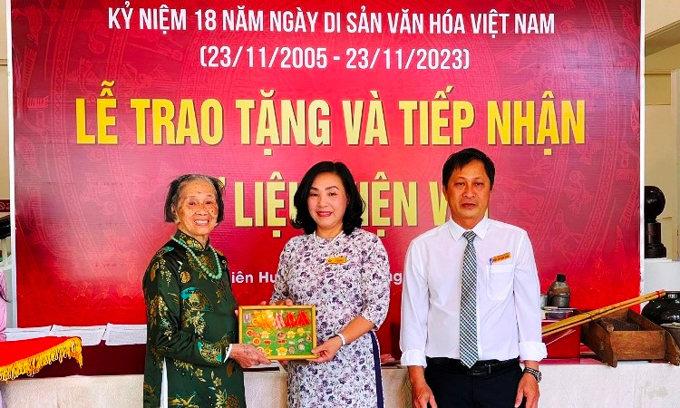 Trao tặng những Huân chương chiến sĩ vẻ vang được Chủ tịch Hồ Chí Minh ký tặng.