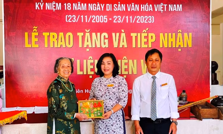 Trao tặng những Huân chương chiến sĩ vẻ vang được Chủ tịch Hồ Chí Minh ký tặng.