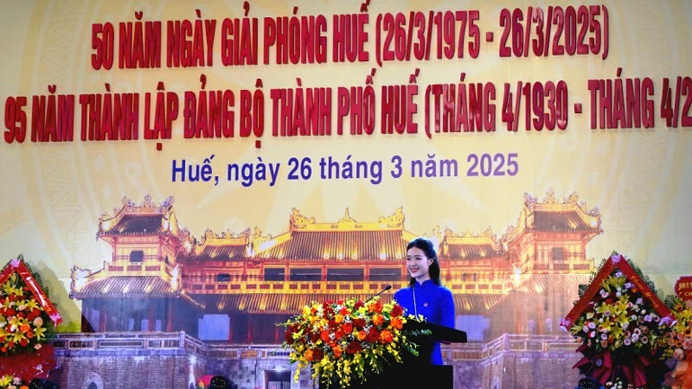 Đại diện cho thế hệ trẻ, sinh viên Hồ Thị Yến Nhi (Khoa Quốc tế -Đại học Huế) phát biểu tại buổi lễ.