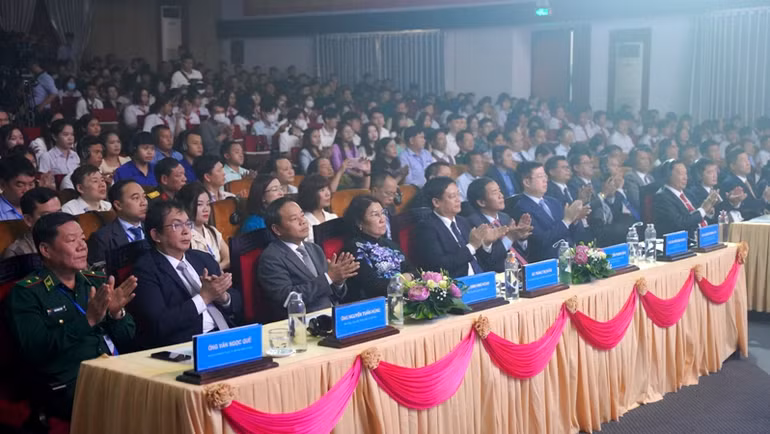 Lãnh đạo các bộ, ban, ngành, địa phương hai nước Việt Nam-Lào cùng lãnh đạo các cơ quan thông tấn báo chí tham dự lễ khai mạc “Ngày hội thắm tình hữu nghị đặc biệt Việt Nam-Lào năm 2023”