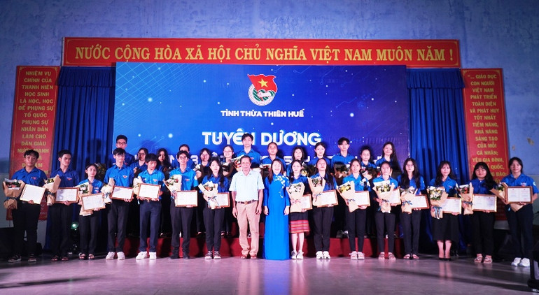 Qua các phong trào rèn luyện đã xuất hiện nhiều tấm gương học sinh sống đẹp, sống có ích, đạt thành tích xuất sắc trong học tập, sáng tạo và nghiên cứu khoa học.