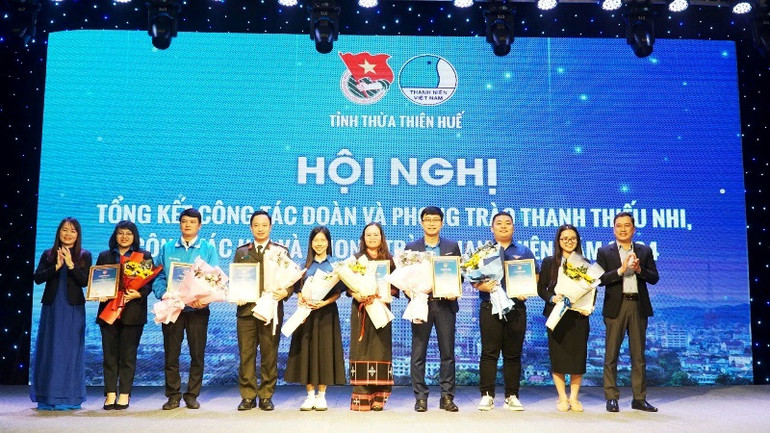 Khen thưởng các tập thể xuất sắc trong công tác Hội và phong trào thanh niên năm 2024. Khen thưởng các tập thể xuất sắc trong công tác Hội và phong trào thanh niên năm 2024.