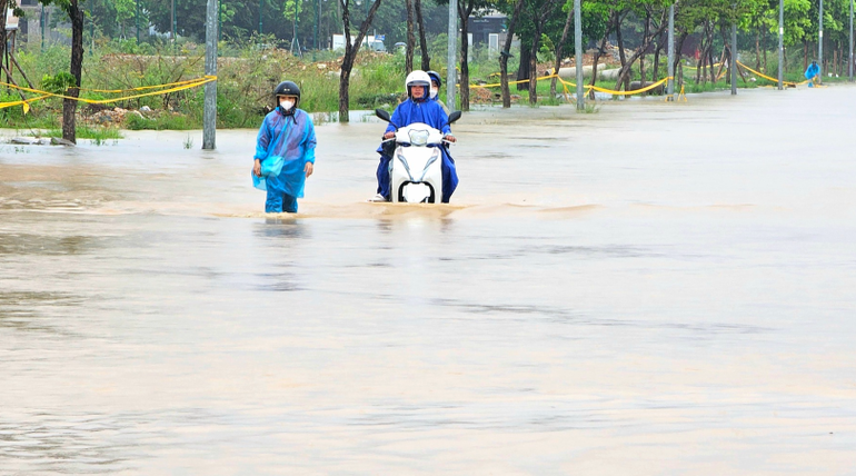 Nhiều tuyến đường bờ bắc thành phố Huế đang thi công dang dở gói thầu Dự án các đô thị xanh bị ngập, hư hỏng, gây khó khăn trong việc đi lại của bà con.