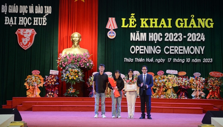 Trao thưởng cho thủ khoa Đại học Huế năm nay với phần thưởng 15 triệu đồng. Đó là tân sinh viên y khoa Trần Nguyễn Thiên Thư với 29,55 điểm (Trường Đại học Y dược Huế).