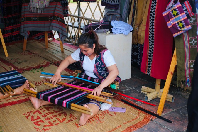 Nghề dệt Zèng truyền thống của đồng bào Pa Cô (huyện A Lưới) cũng được trưng bày, thao diễn tại không gian cung An Định.