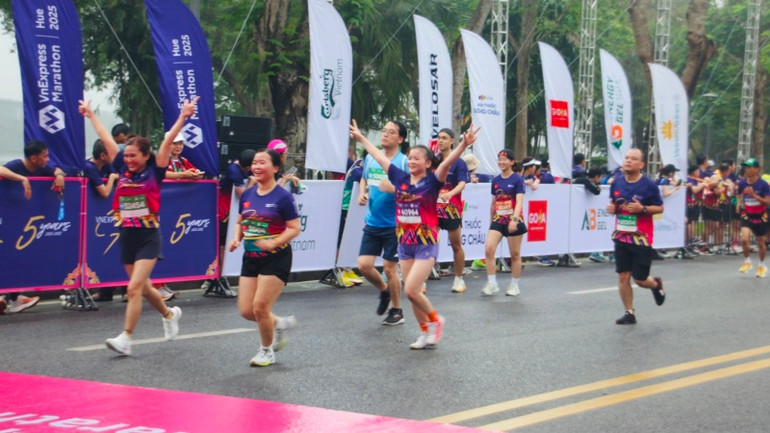 Sôi động Giải VnExpress Marathon Huế 2025 ảnh 23