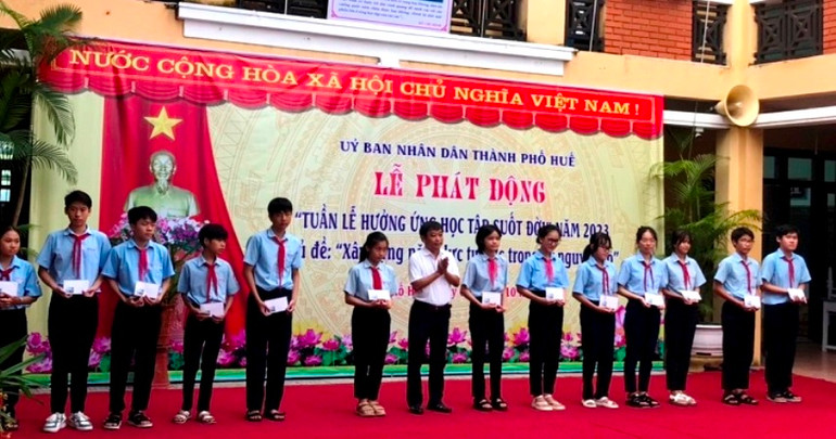 Nhiều học sinh nghèo vượt khó được hỗ trợ học bổng tiếp sức đến trường.