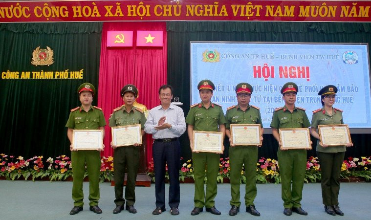 Khen thưởng các cá nhân có thành tích xuất sắc.