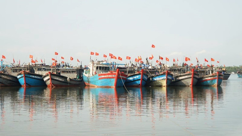 Sau tiếng trống xuất quân, đoàn tàu xuất phát ra khơi đánh bắt thủy hải sản.