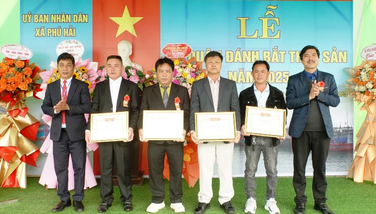 Ủy ban nhân dân xã Phú Hải tặng giấy khen cho các tập thể và 11 cá nhân có thành tích xuất sắc trong công tác đánh bắt thủy sản năm 2024.